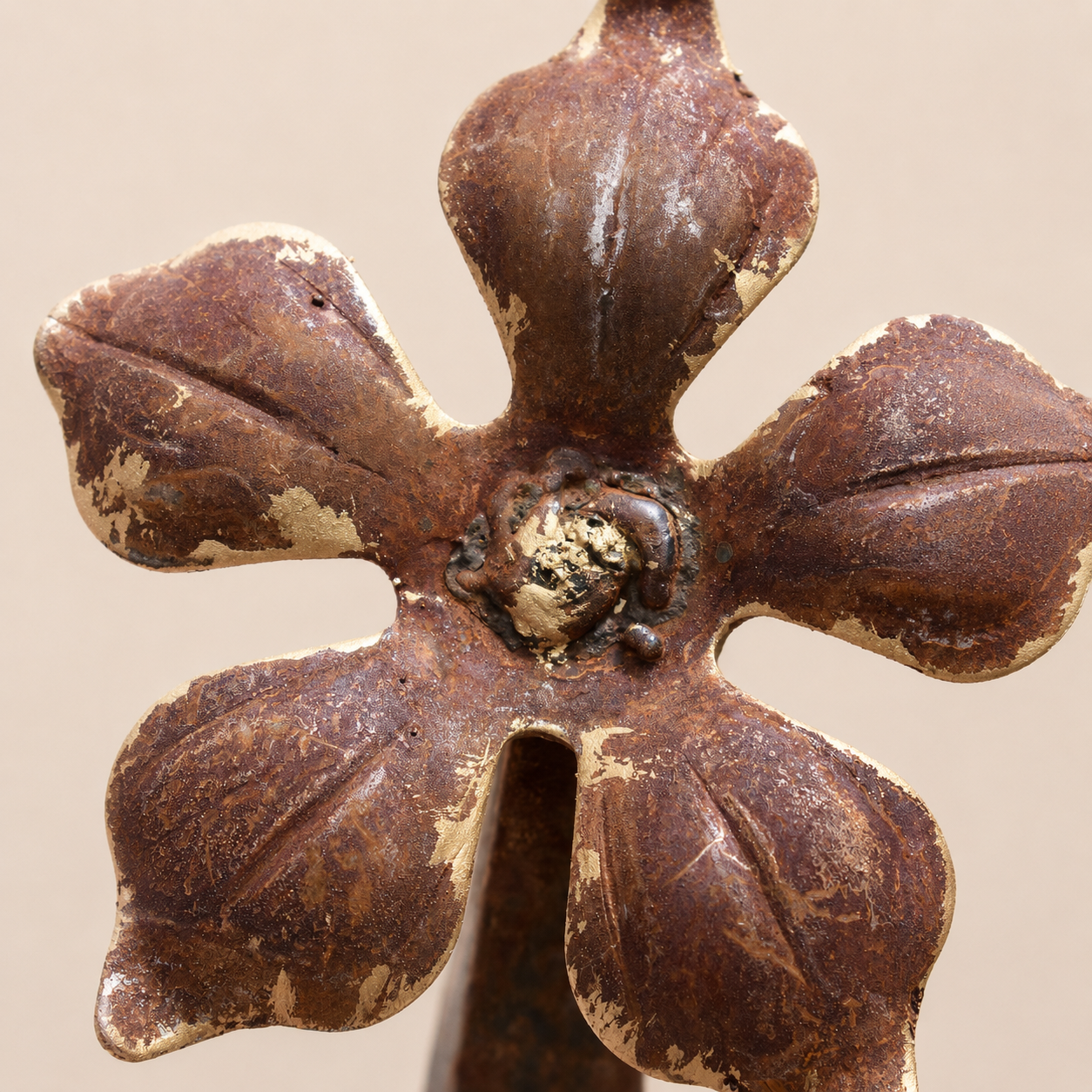 Rustic Finial Bloom – Reclaimed Metal Sculpture
