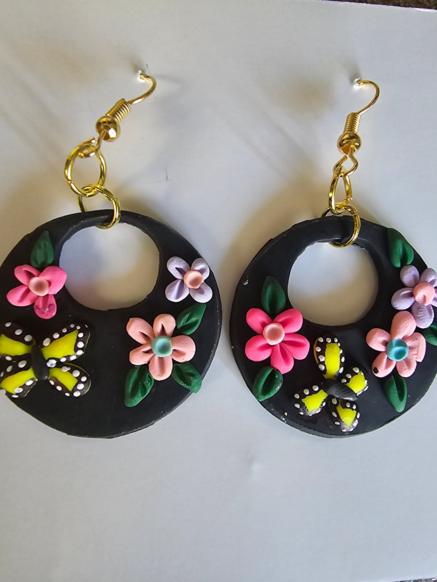 Earrings - Arracada Circulo Flores/Mariposa @amorfashionshop