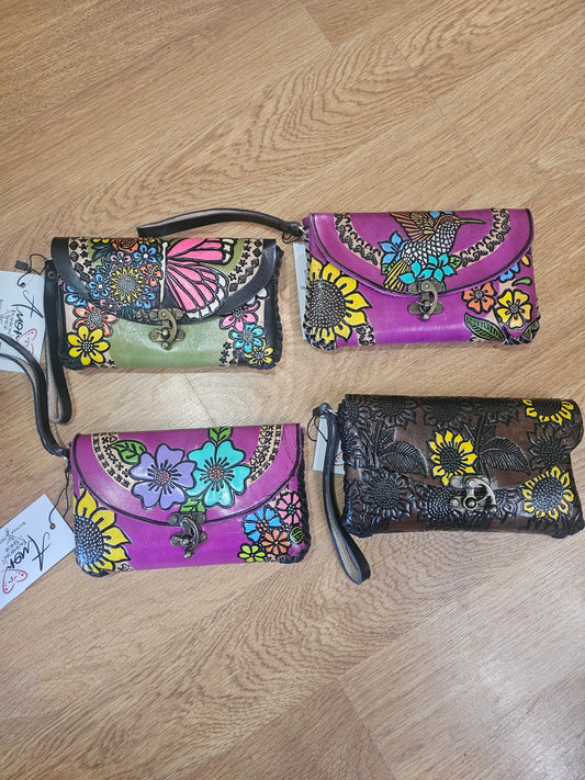 Wristlet- Leather Hand Painted Troquelado (muñequera) Broche @amorfashionshop
